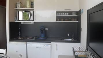Réfrigérateur, micro-ondes, four, plaque de cuisson