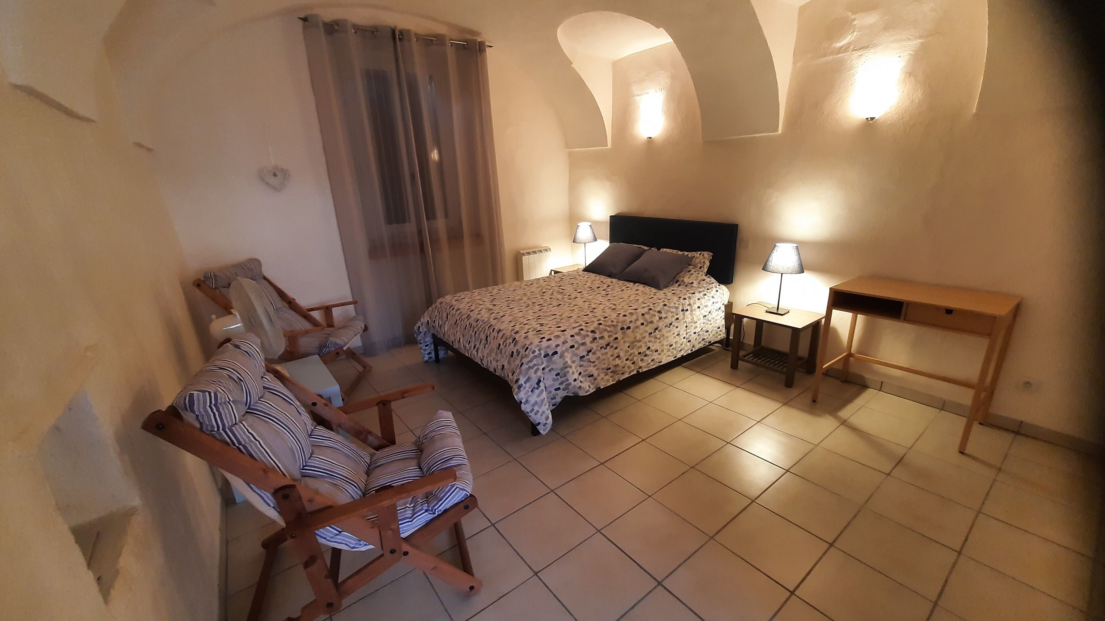 1 camera, culla da viaggio, lenzuola