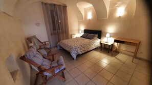 1 habitación, cuna de viaje y ropa de cama 