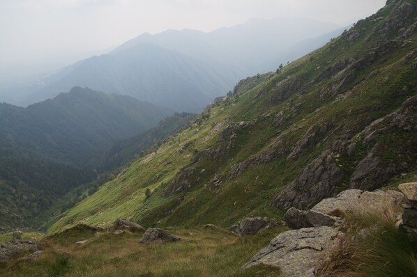 A mountainous landscape with rocky terrain and grassy slopes. - Small Italian House with character near the Italian Lakes (Roasio (VC))