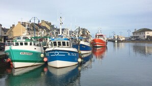 A harbor with several boats docked. - Pretty stone house, 3 bedrooms, 2 bathrooms with a large enclosed garden (Longues-sur-Mer)