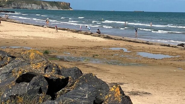 A beach with rocky foreground, waves, and people. - Pretty stone house, 3 bedrooms, 2 bathrooms with a large enclosed garden (Longues-sur-Mer)
