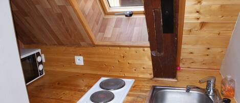 Jääkaappi, uuni, leivänpaahdin, keittoastiat/astiat/ruokailuvälineet