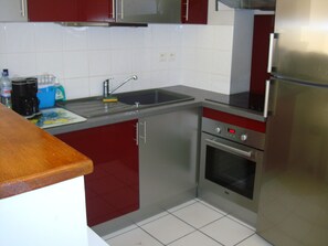 Een koelkast, een microgolfoven, een oven, een kookplaat