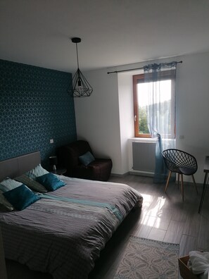 2 bedrooms, internet, bed sheets
