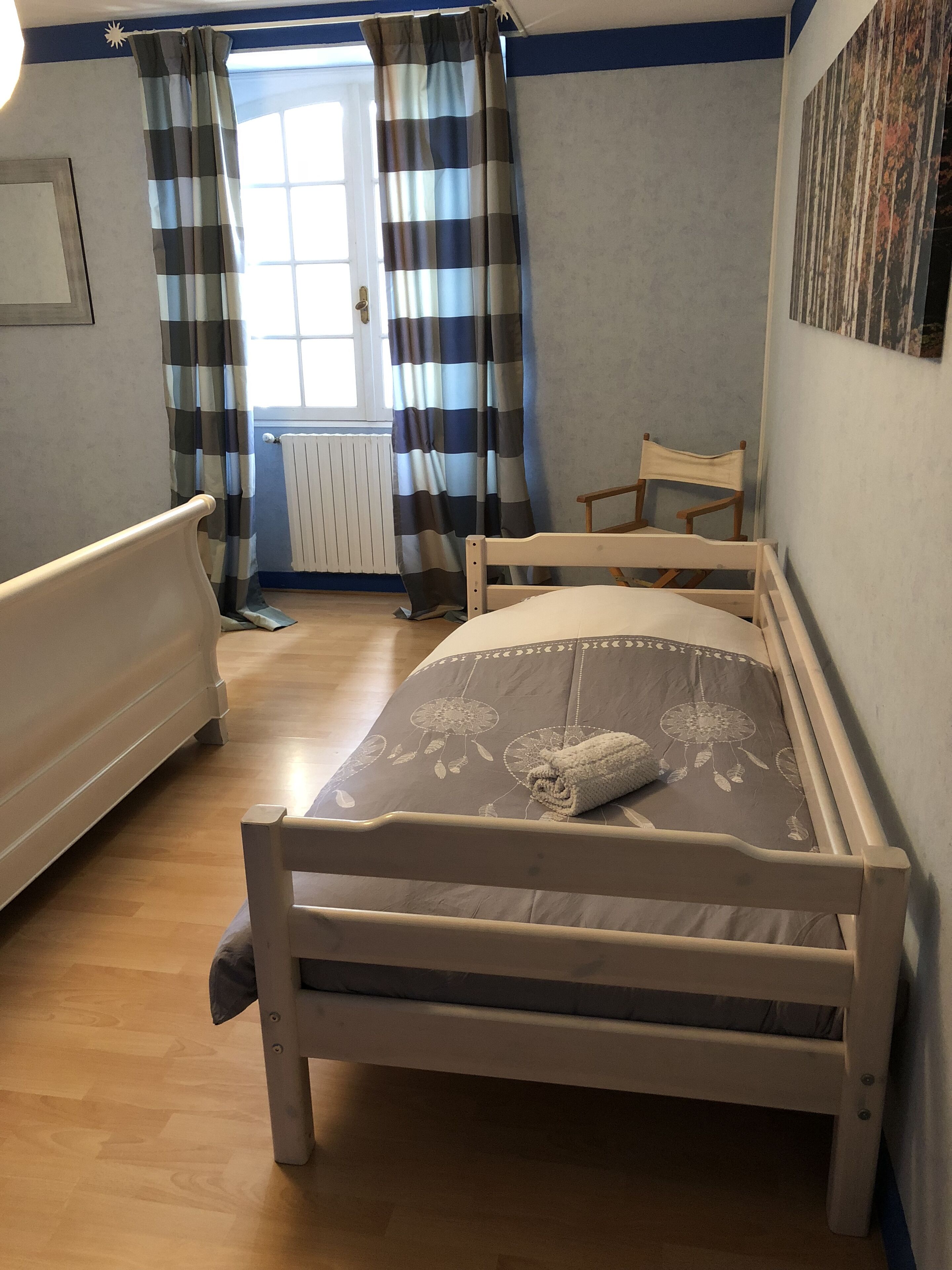 5 slaapkamers, een bureau, een strijkplank/strijkijzer, reisbedje