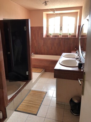 Ensemble douche/baignoire, sèche-cheveux, serviettes fournies