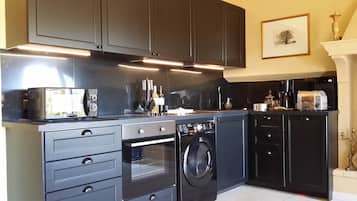 Een koelkast, een microgolfoven, een oven, een kookplaat