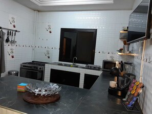 Réfrigérateur, micro-ondes, four, cafetière/bouilloire