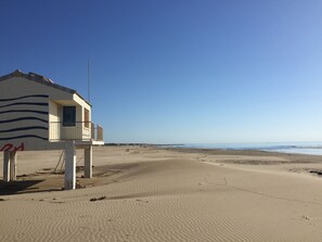 Una casa de playa con balcón con vista al océano.