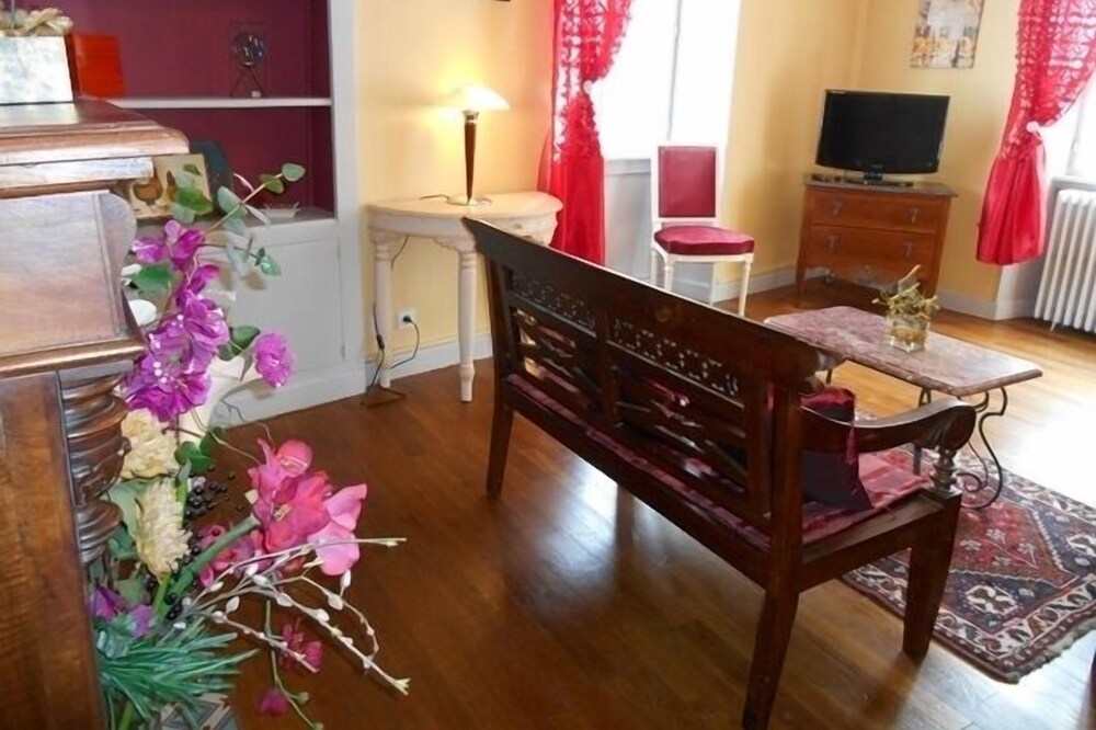 Apartment 5 people in the heart of the medieval city Bourganeuf