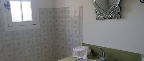 Bathtub, bidet, towels, soap