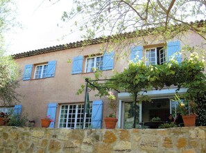 Exterior - Room with garden and pool access (Le Rouret)