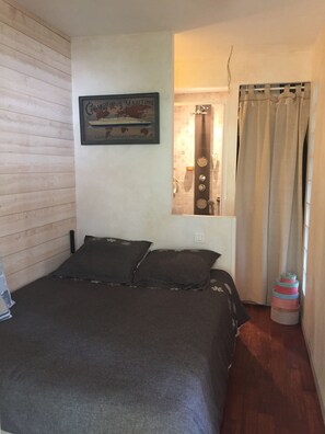 3 bedrooms, iron/ironing board, internet, bed sheets