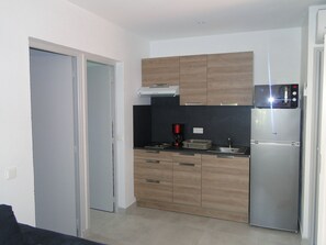 Réfrigérateur, micro-ondes, four, plaque de cuisson