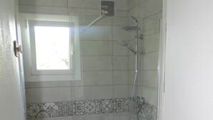A bathroom with a shower, a toilet, and a window. - LAST MINUTE T2 N ° 2 HC (Cavalaire-sur-Mer)
