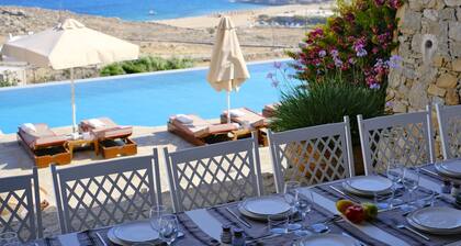 VILLA ISOLA PARADISO, 9700 FT² OF LUXURY OVERLOOKING THE SEA