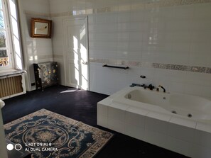 Tina, secadora de cabello, toallas, jabón 