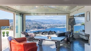 A modern living room with a panoramic sea view, a glass ceiling, and contemporary furniture. - ★ House with Panoramic Sea View ★ (Théoule-sur-Mer)