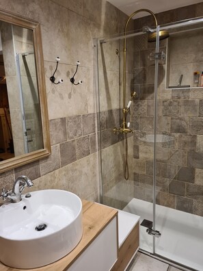 Douche, séchoir à cheveux, serviettes fournies, savon