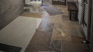 Ein modernes Badezimmer mit Dusche, Toilette, Waschtisch und einer Sitzbank.