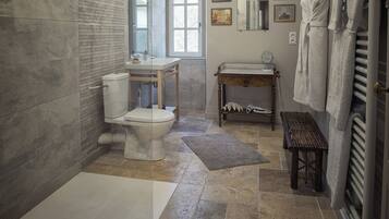 Douche, sĂšche-cheveux, serviettes fournies, shampoing