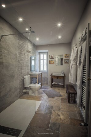 Douche, sèche-cheveux, serviettes fournies, shampoing