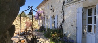 Vacker flodstuga med privat pool.