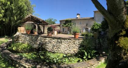 Charmant cottage en bord de riviÚre avec piscine privée.