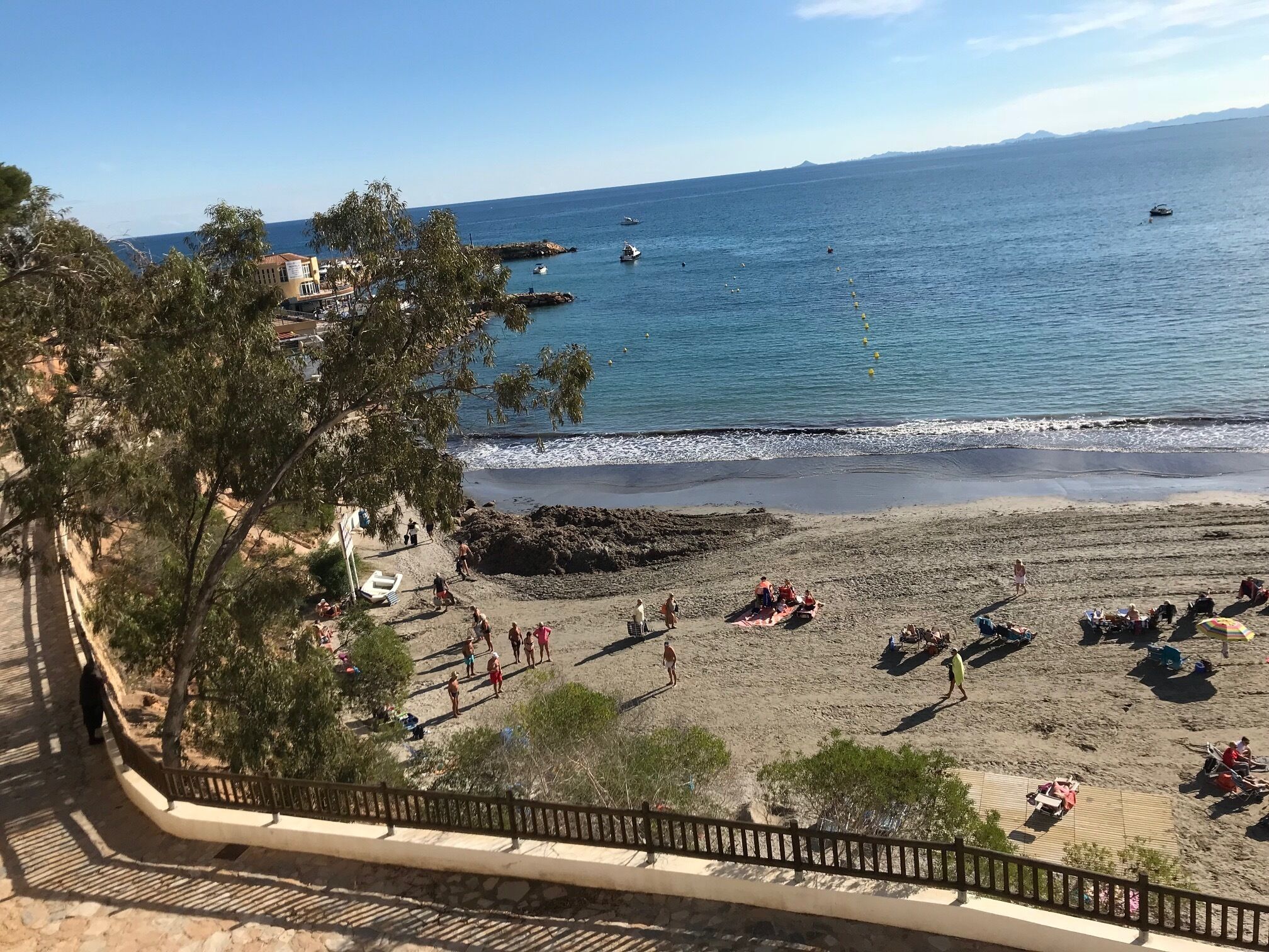 Vlak bij het strand, ligstoelen, strandlakens