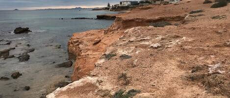 بالقرب من الشاطئ، كراسي للتشمس، مناشف للشاطئ