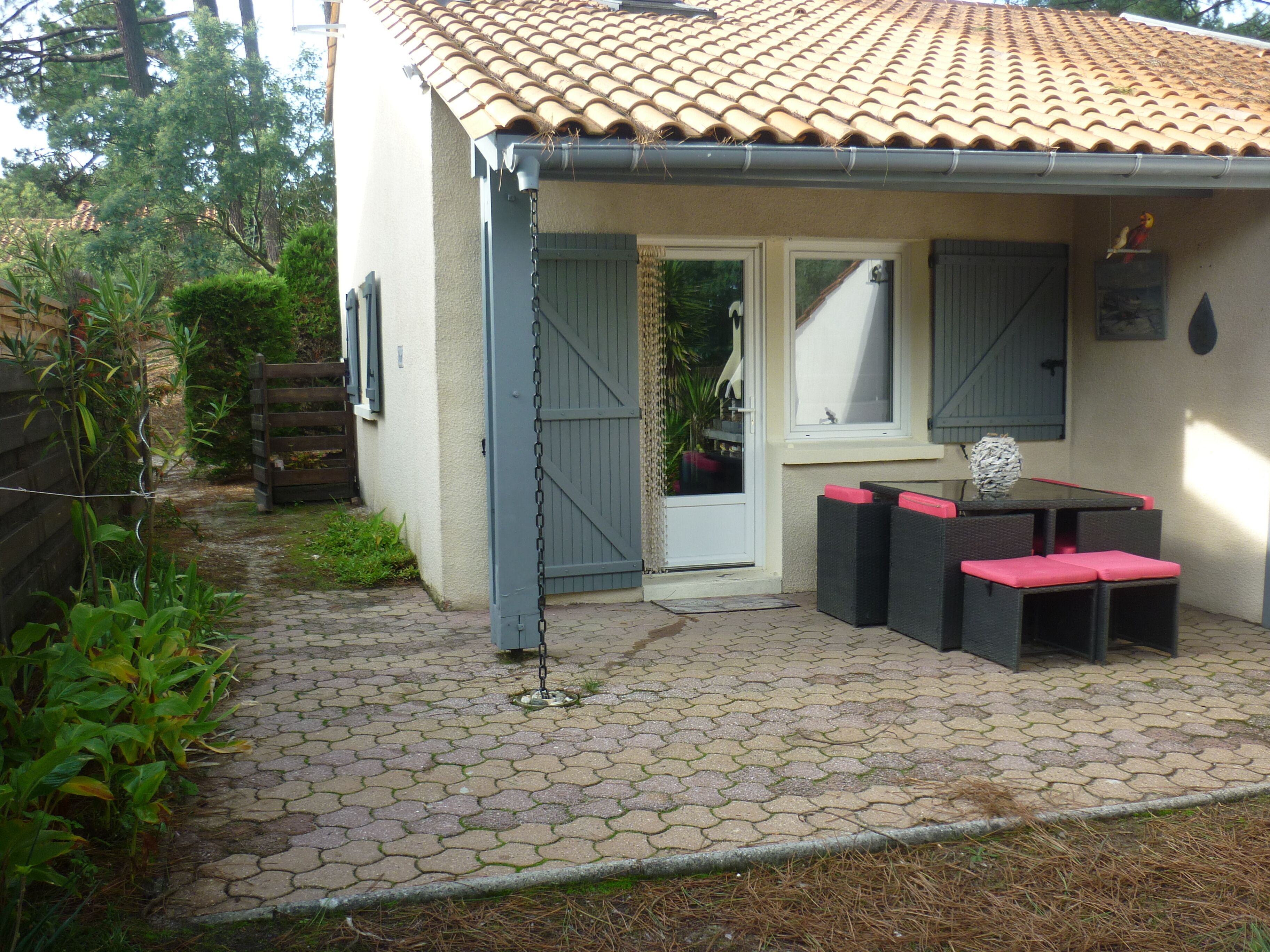 Very nice two-room house with fenced garden in a quiet pine forest