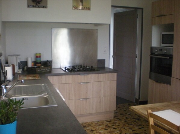 冷蔵庫、電子レンジ、オーブン、コンロ