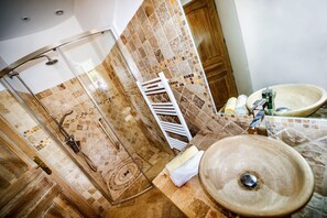 Badewanne, Haartrockner, Handtücher, Seife