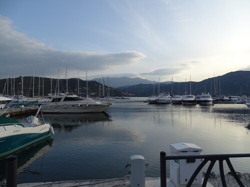 villa bottom between sea and mountain