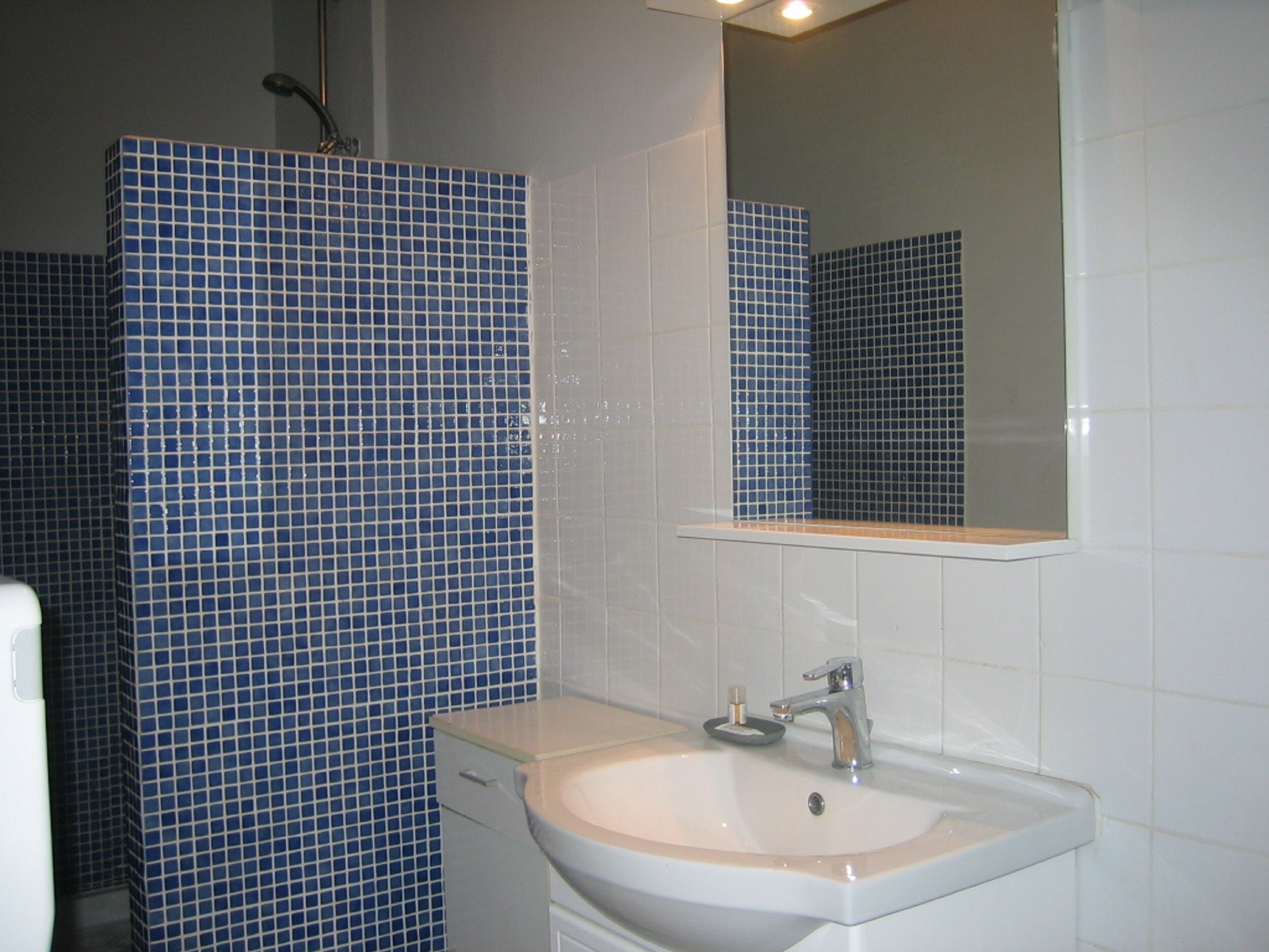 Douche, sèche-cheveux, serviettes fournies