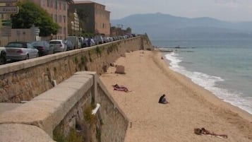 Playa en los alrededores y toallas de playa