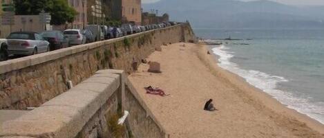 在海灘附近、沙灘巾