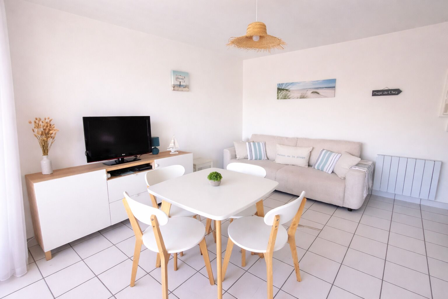 Télévision, lecteur de DVD, livres, vidéothèque