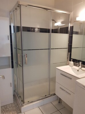 Dusche, kostenlose Toilettenartikel, Haartrockner, Handtücher