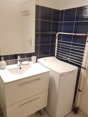 Douche, articles de toilette gratuits, sèche-cheveux