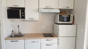 A compact kitchen with a microwave, toaster, and dishwasher. - F2 250 m from the beach of Chay Royan (Royan)