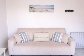 TV, DVD-spiller, bøker og filmbibliotek