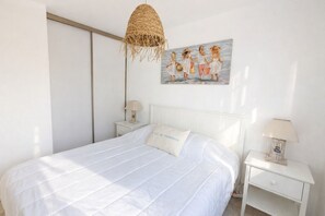 1 slaapkamer, een strijkplank/strijkijzer, gratis wifi, beddengoed