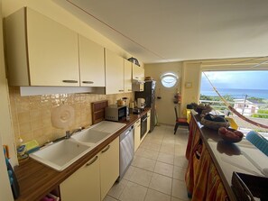 ثلاجة، ميكروويف، فرن، موقد طهي مسطح