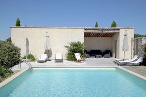 Outdoor pool, a heated pool - Charming gîte with heated pool on a wine estate in Uz ès (Bourdic)