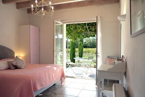 3 bedrooms, desk, travel cot, free WiFi - Charming gîte with heated pool on a wine estate in Uzès (Bourdic)