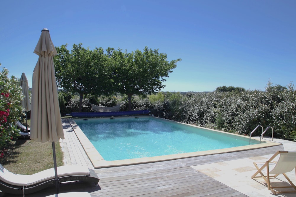 Charming cottage in a wine estate in Uzès, large garden and heated swimming pool