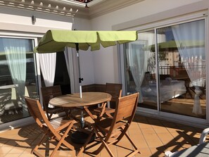 تناول الطعام بالخارج