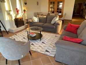 تلفزيون، مدفأة، مشغل دي في دي